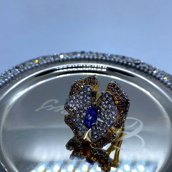 Butterfly Statement ring set in beautiful rhinestones - Picture 1 of 2
